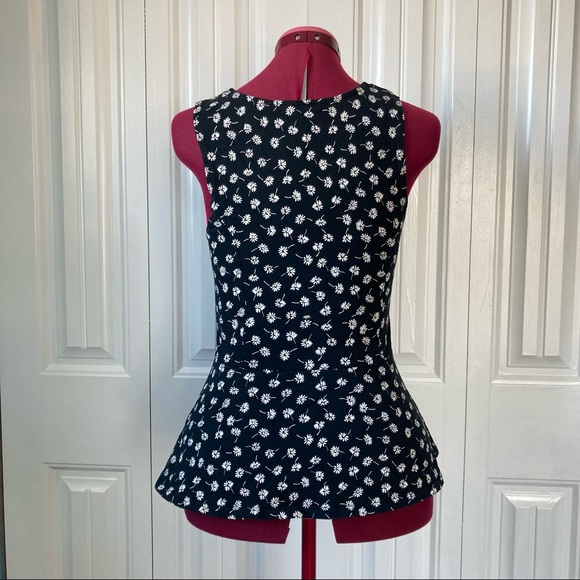 Sleeveless flaired blouse - Picture 3 of 4